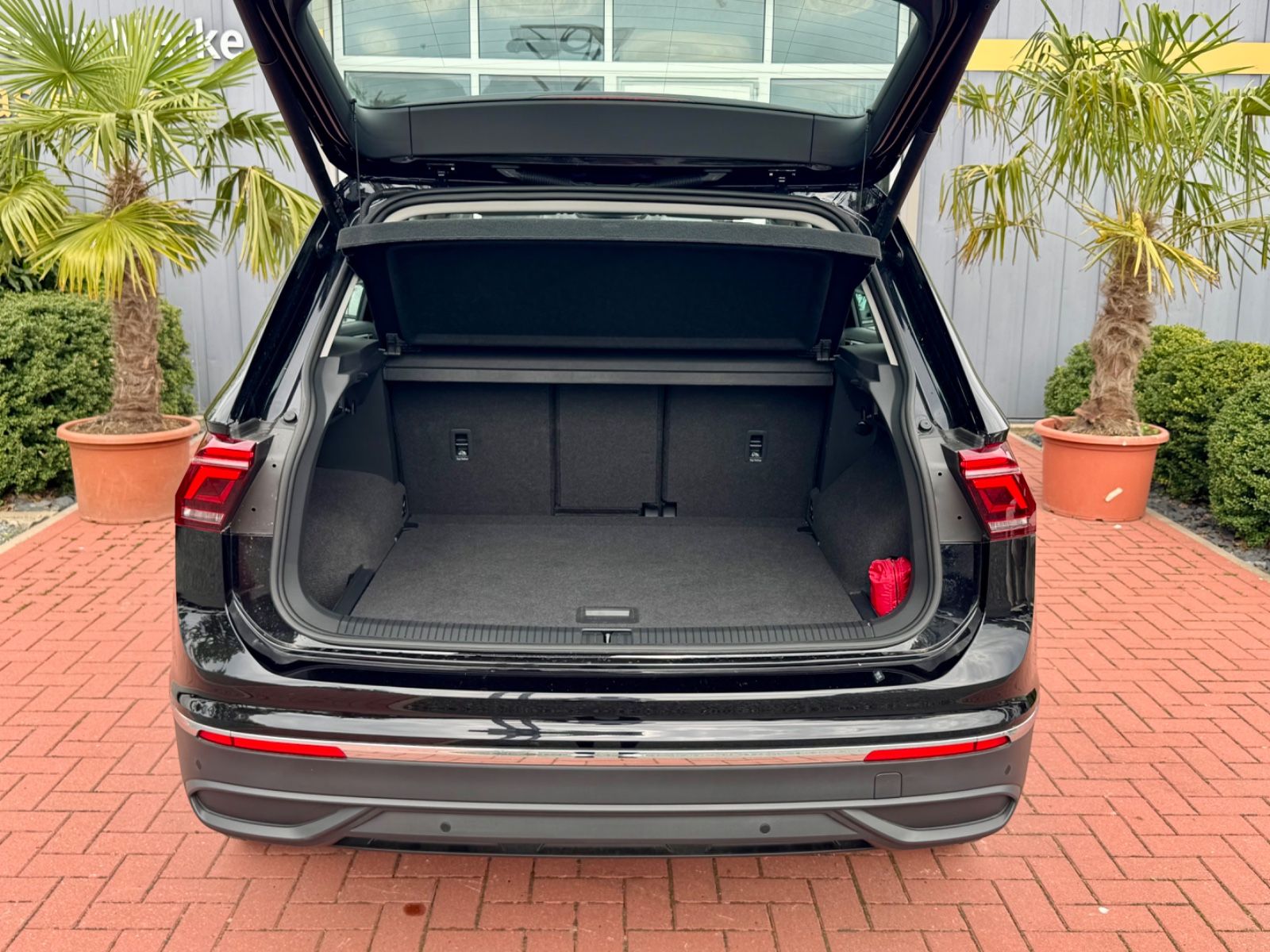Volkswagen Tiguan Life - Samsaru's Car Outlet