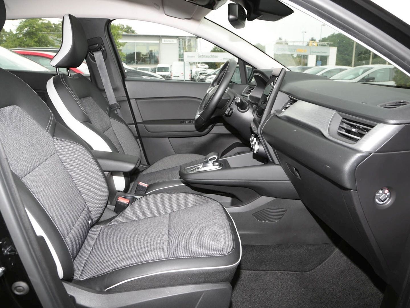 Renault Captur Intens Plug-in Hybrid - Samsaru's Car Outlet