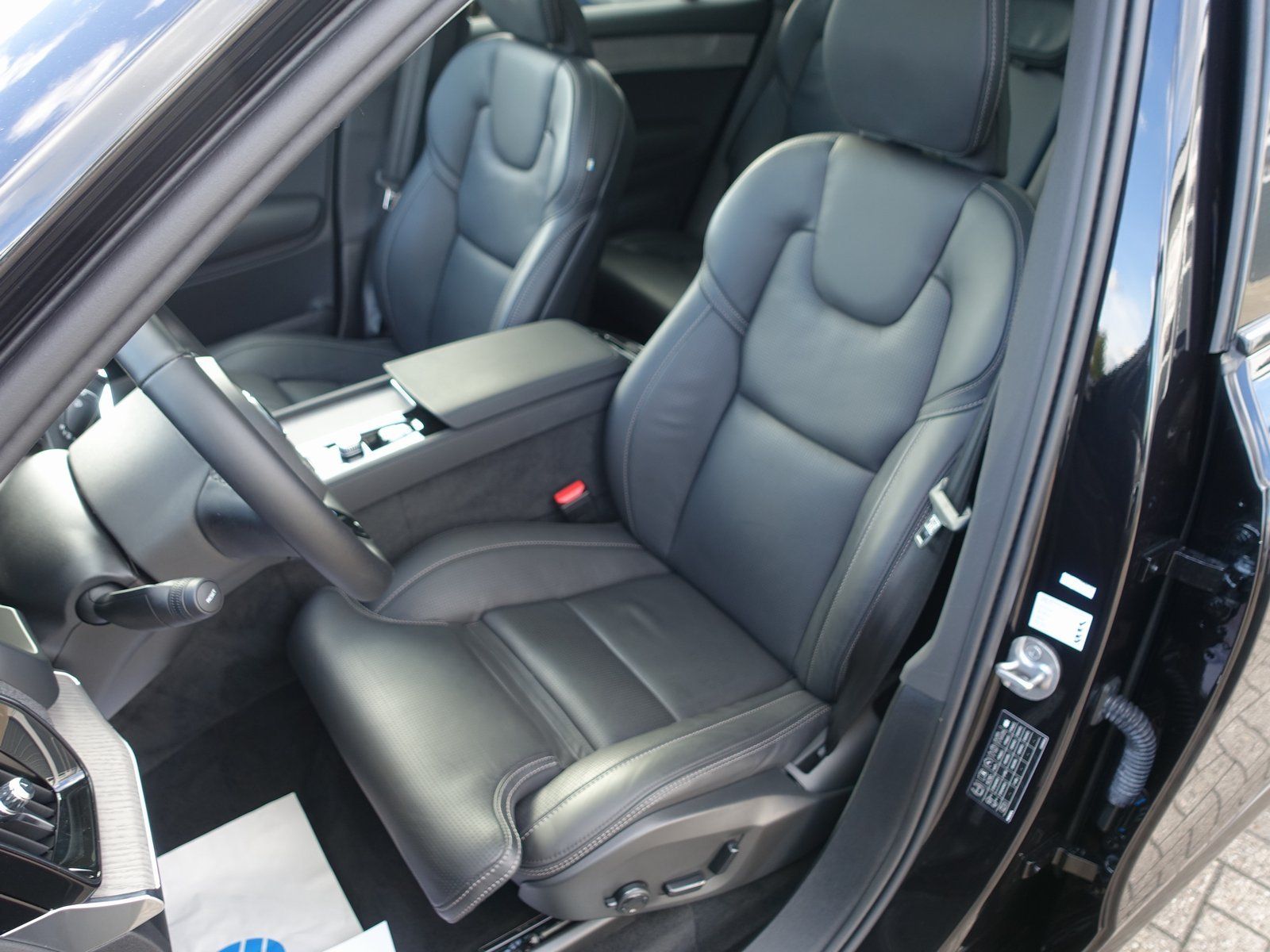 Volvo XC90 Plus Dark T8 AWD Plug-in Hybrid B&W/HUD