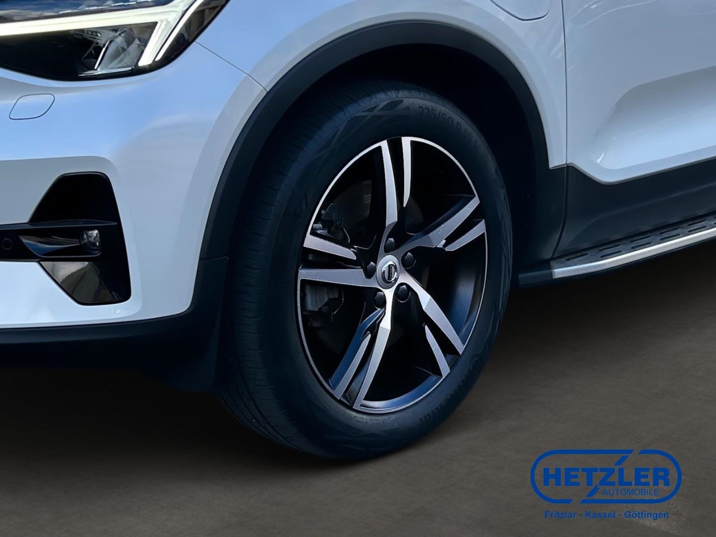 Volvo XC40 Plus Dark Recharge Plug-In Hybrid 2WD Stand