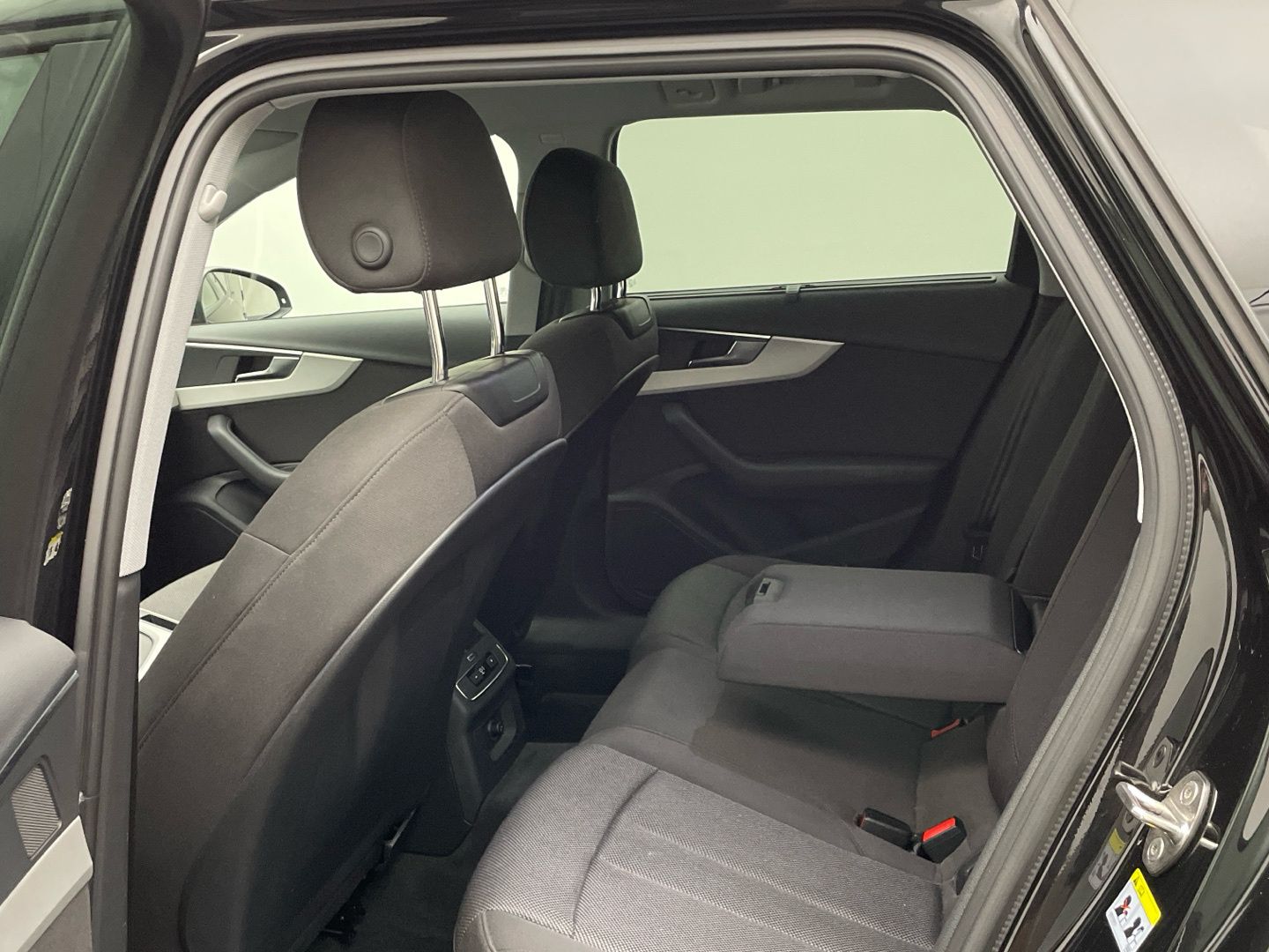 Audi A4 Avant 35 TFSI S line - Samsaru's Car Outlet