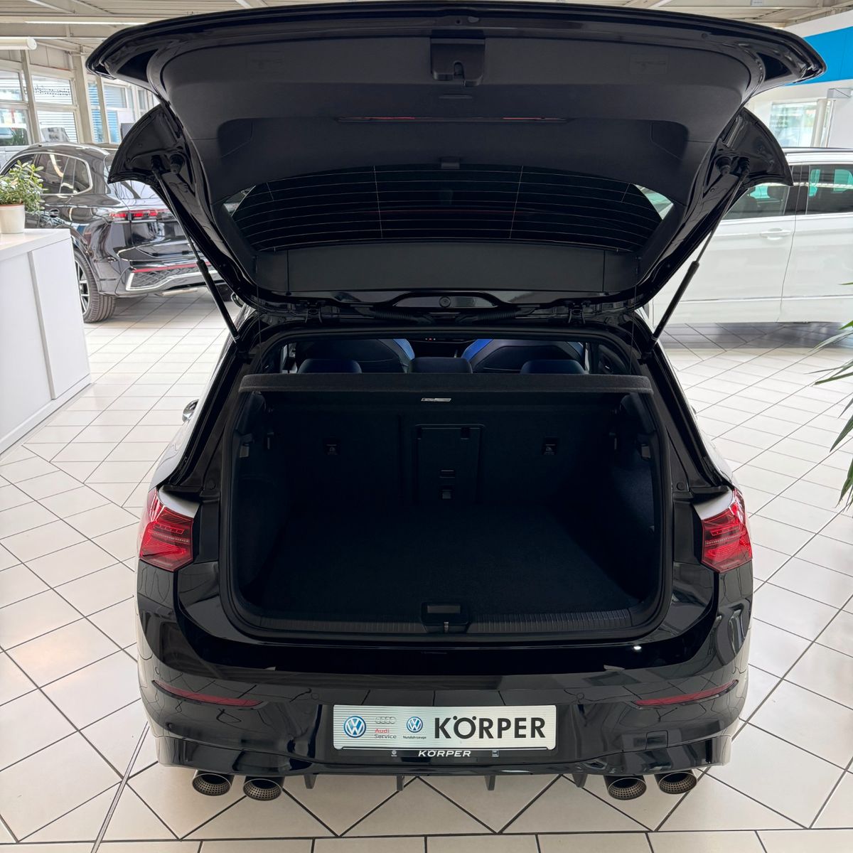 Volkswagen Golf VIII R 4Motion - Samsaru's Car Outlet