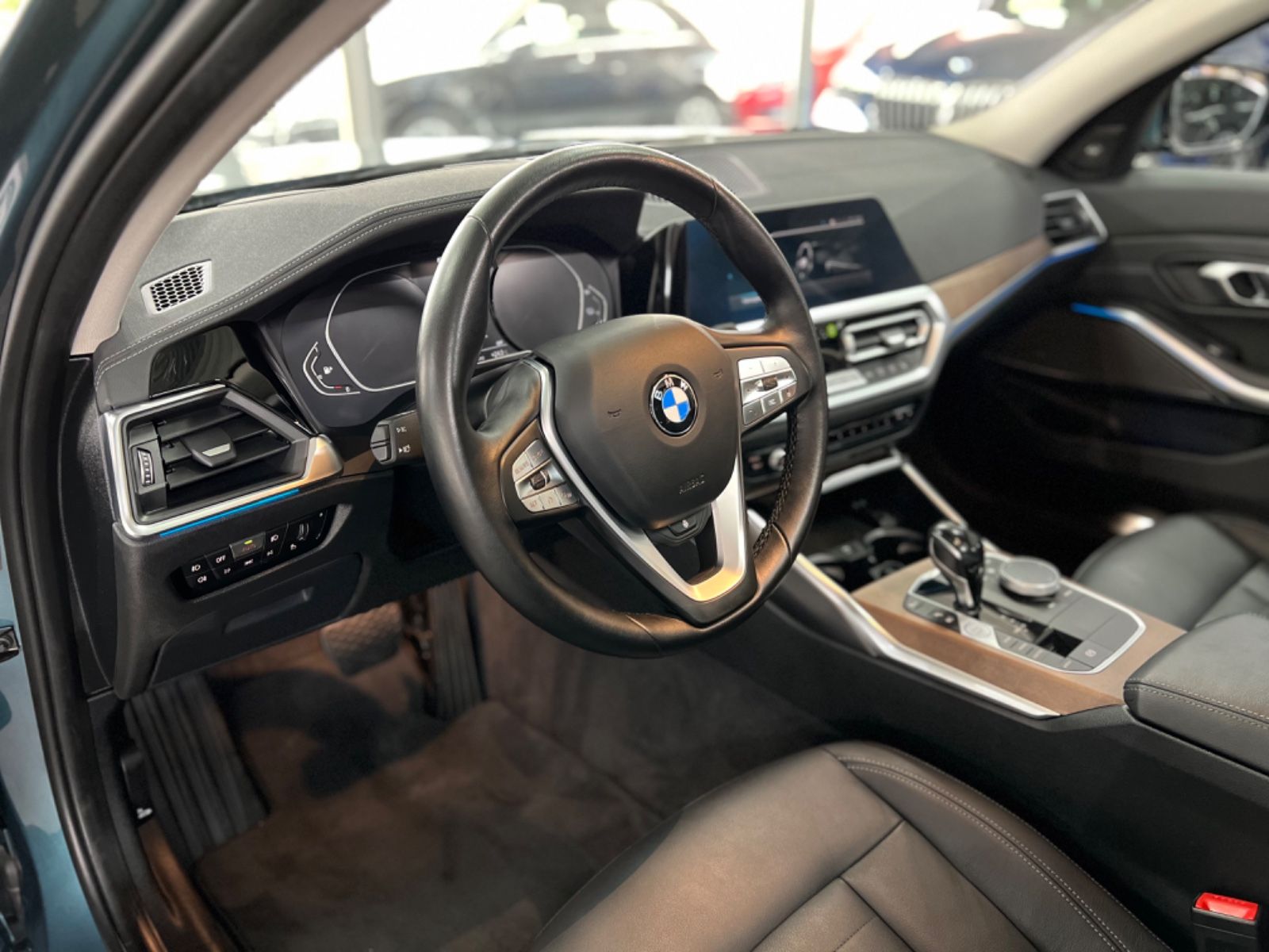 BMW 330e Touring Luxury Line - Samsaru's Car Outlet