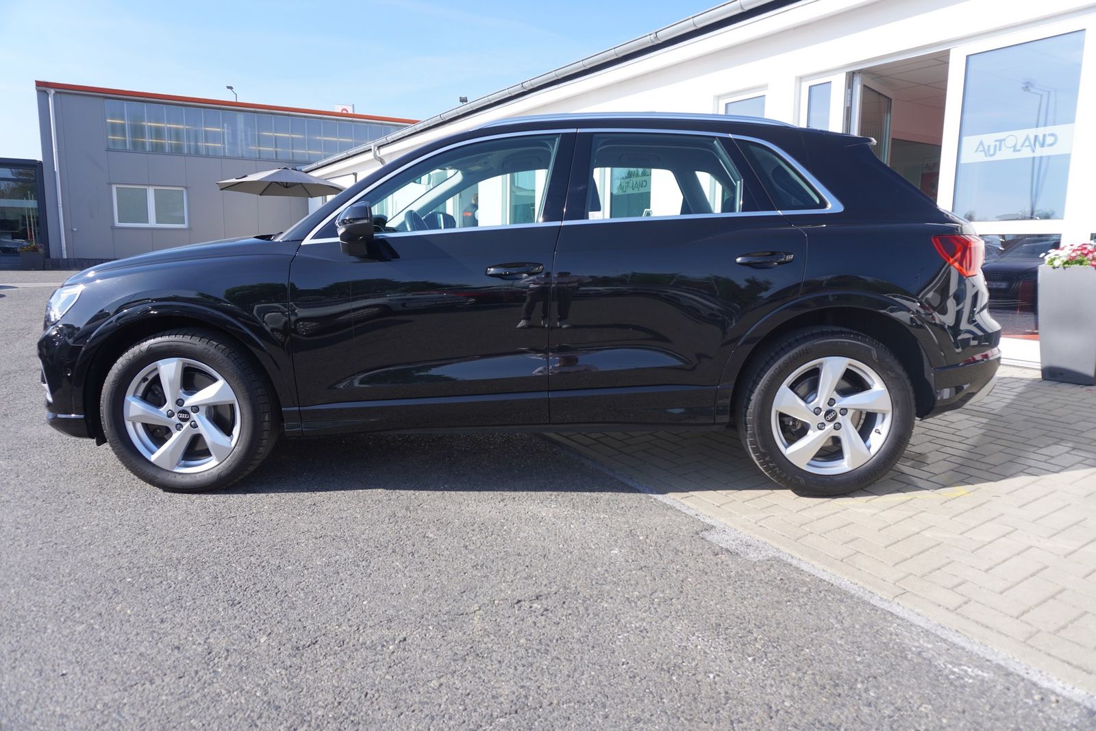 Audi Q3 40 2.0TDI quattro advanced - Samsaru's Car Outlet