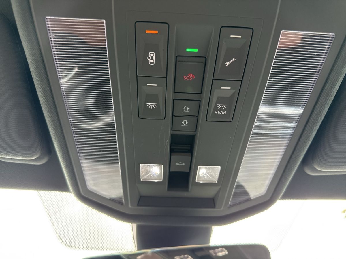Volkswagen Touareg R-Line TSi - Samsaru's Car Outlet