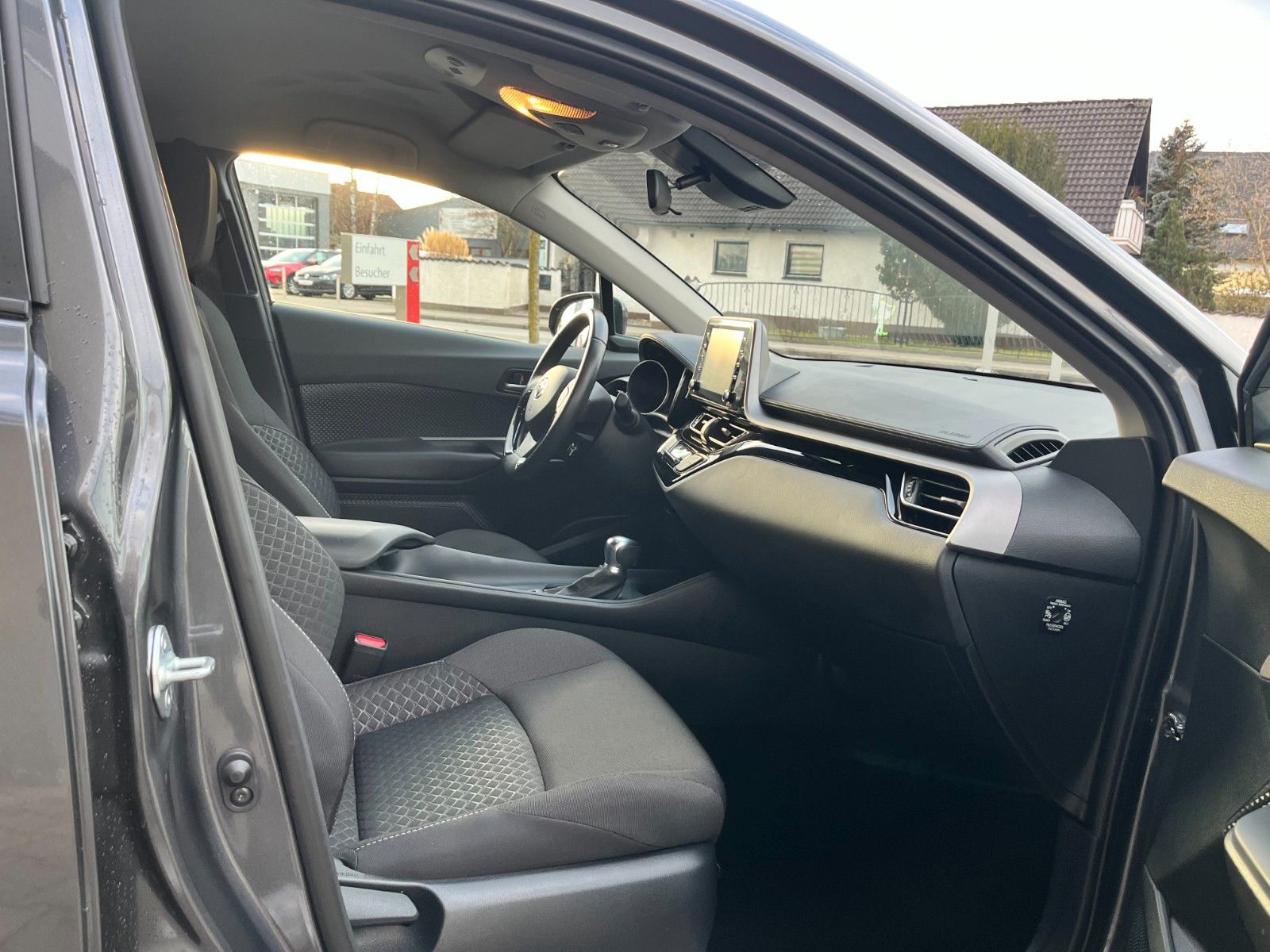 Toyota C-HR 1.8l VVT-i Hybrid - Samsaru's Car Outlet