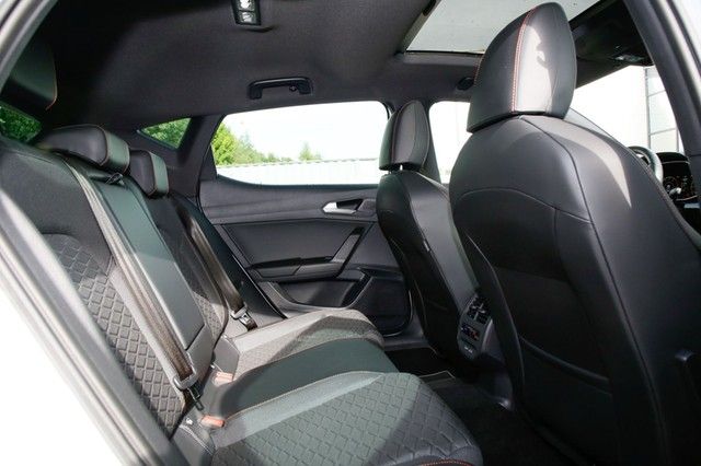 Seat Leon 1.5 eTSI ACT DSG FR ACC PANO LED AHK