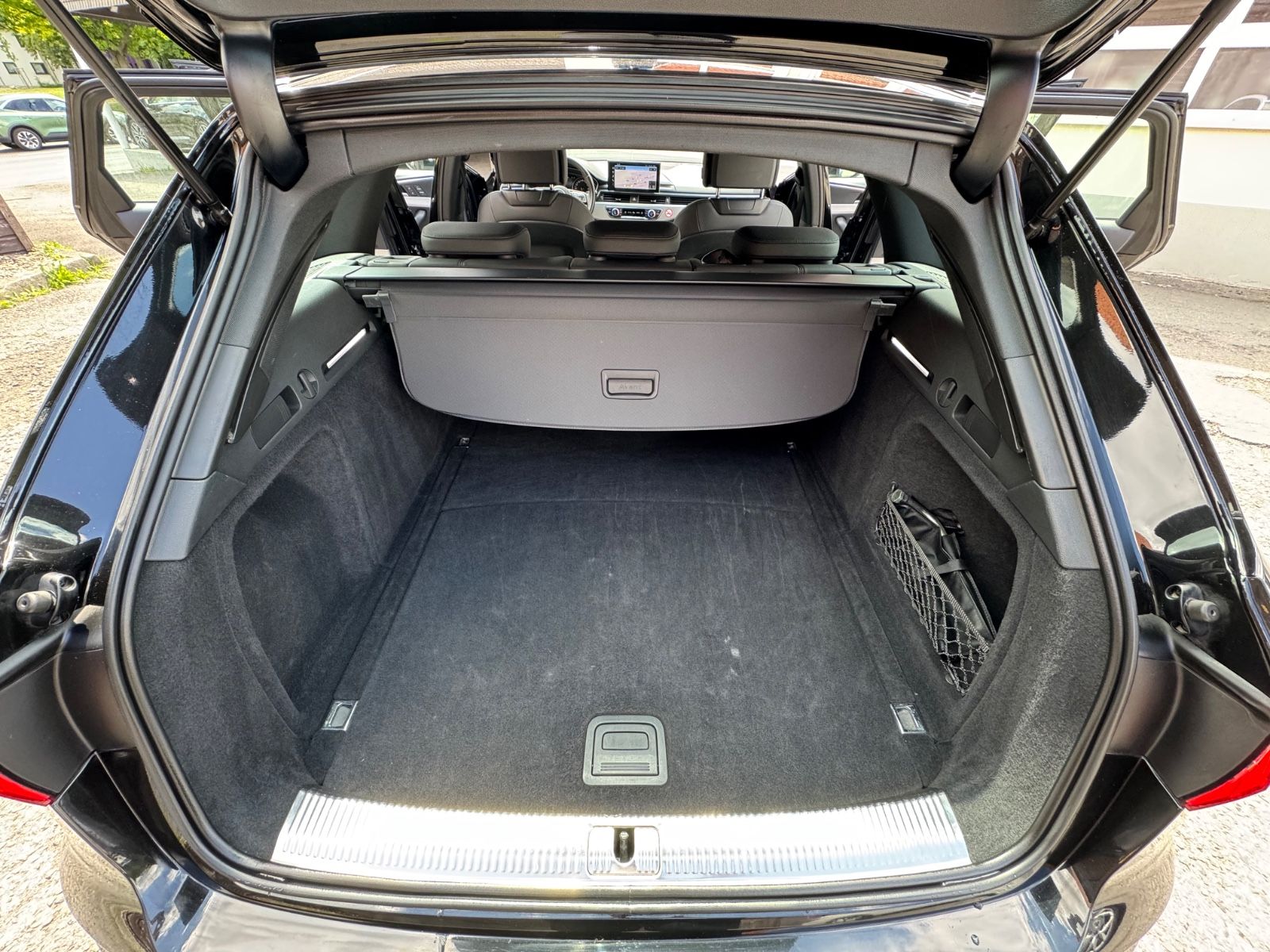 Audi A4 Avant 35 TFSI advanced - Samsaru's Car Outlet