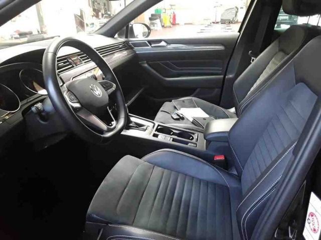 Volkswagen Passat Variant 2.0 TDI Elegance - Samsaru's Car Outlet