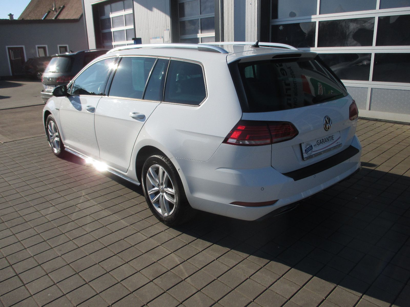 Volkswagen Golf 7 2.0 TDI R-Line - Samsaru's Car Outlet
