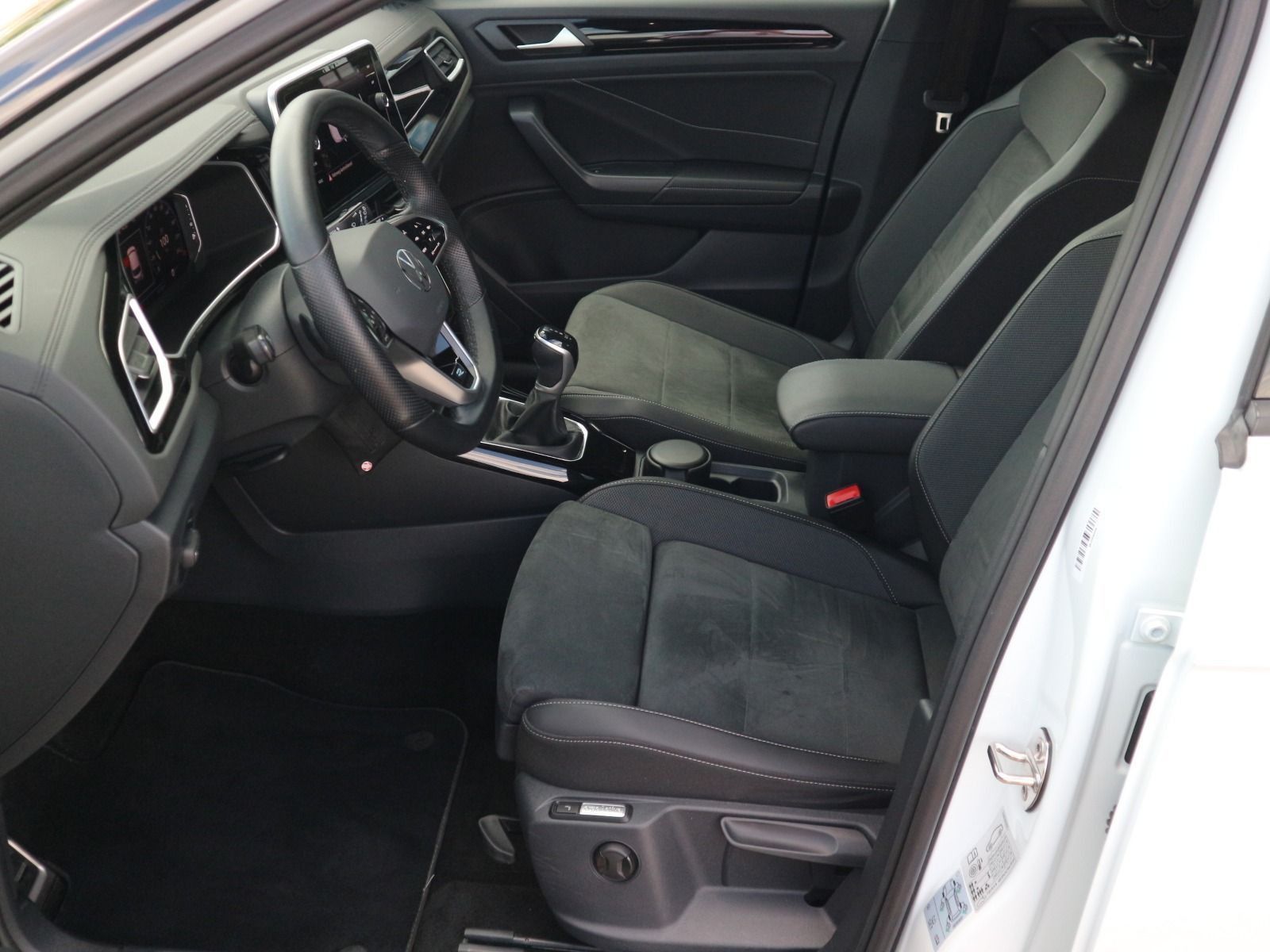 Volkswagen T-Roc R-Line 2.0 TDI DSG - Samsaru's Car Outlet