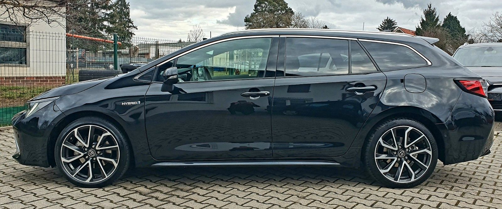 Toyota Corolla Touring Sports 2.0 Hybrid Lounge - Samsaru's Car Outlet
