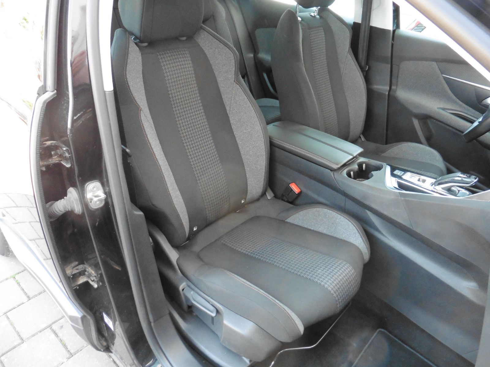 Peugeot 3008 BlueHDi 130 EAT8 - Samsaru's Car Outlet