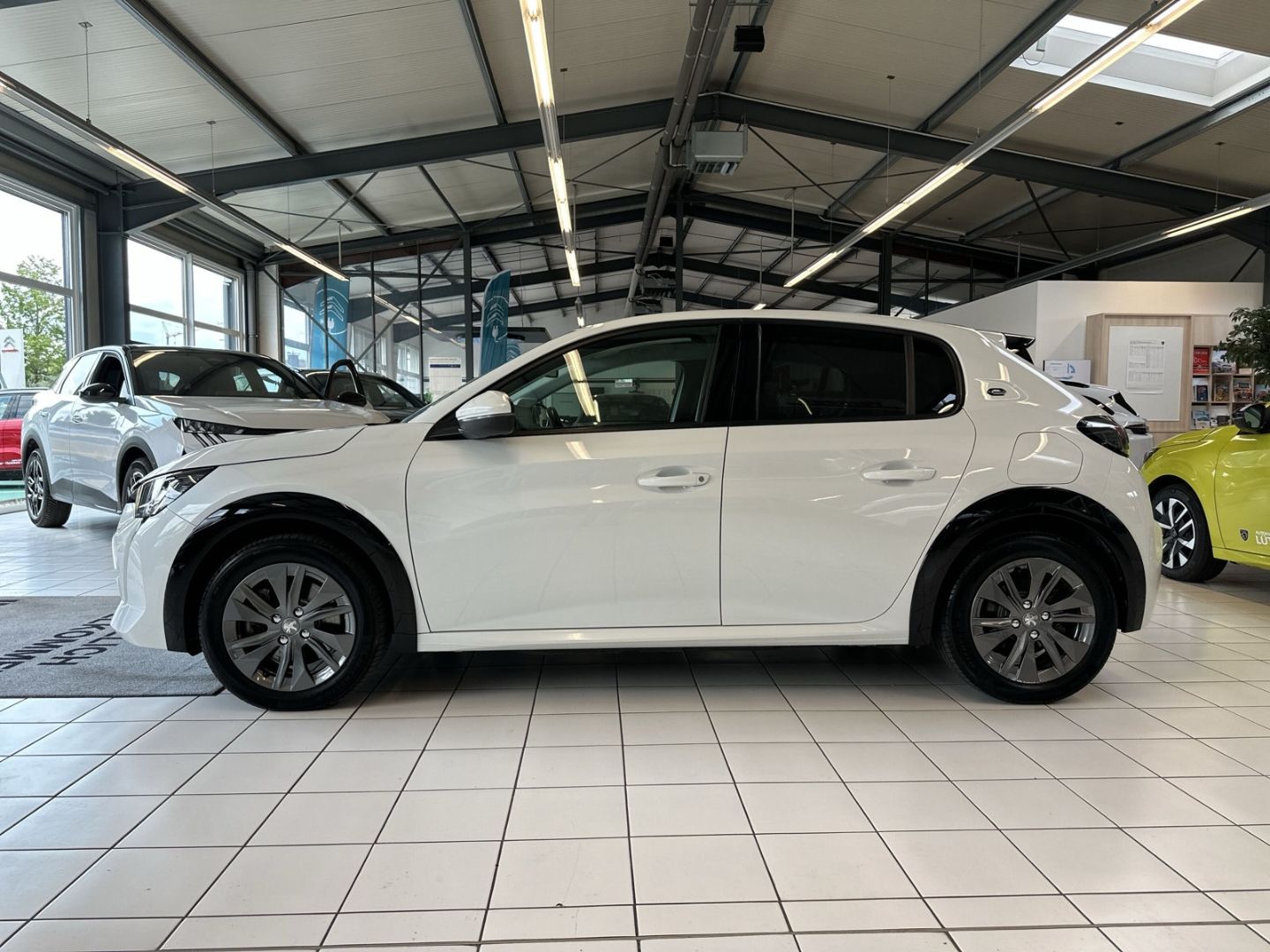 Peugeot 208 e- Allure - Samsaru's Car Outlet