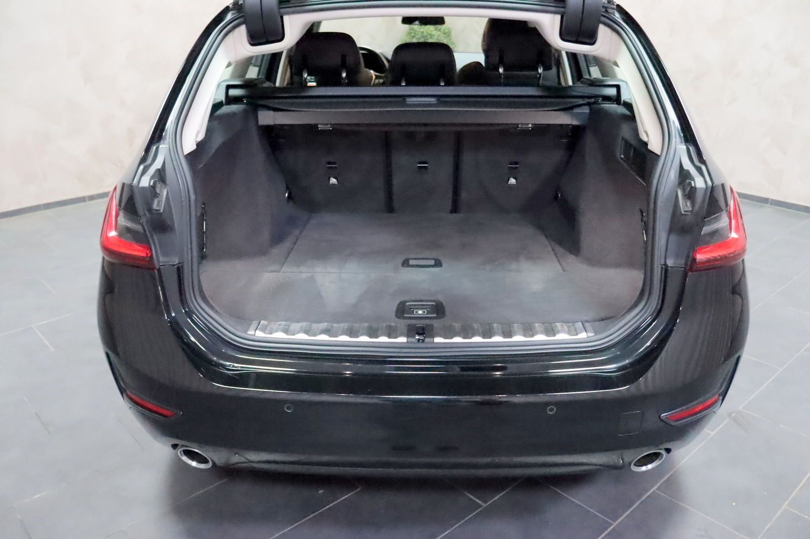 BMW 320 Sport Line Touring - Samsaru's Car Outlet
