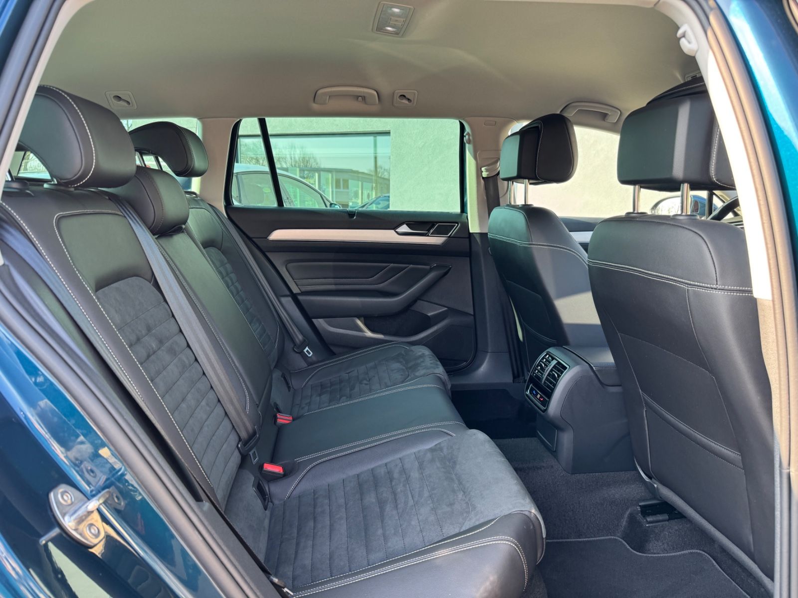 Volkswagen Passat Variant 2.0 TSI R-Line - Samsaru's Car Outlet