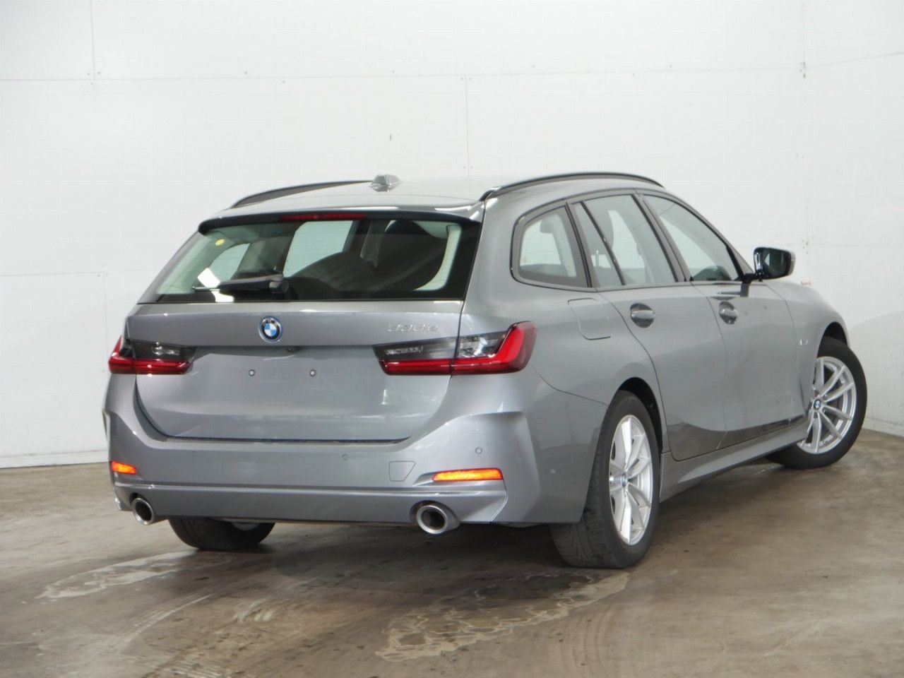 BMW 330 Touring Plug-in Hybrid - Samsaru's Car Outlet