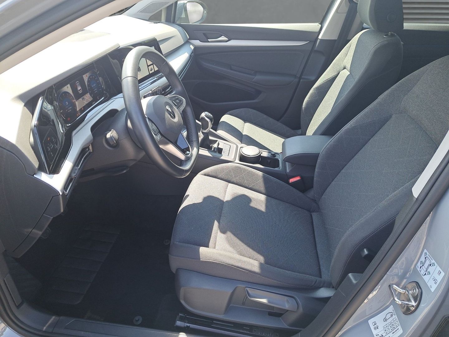 Volkswagen Golf VIII 1.5 TSI Life - Samsaru's Car Outlet
