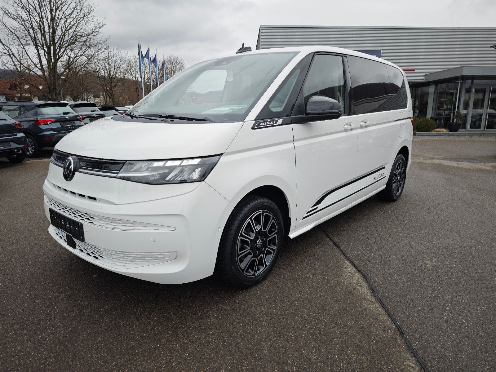 Volkswagen T7 Multivan Life - Samsaru's Car Outlet