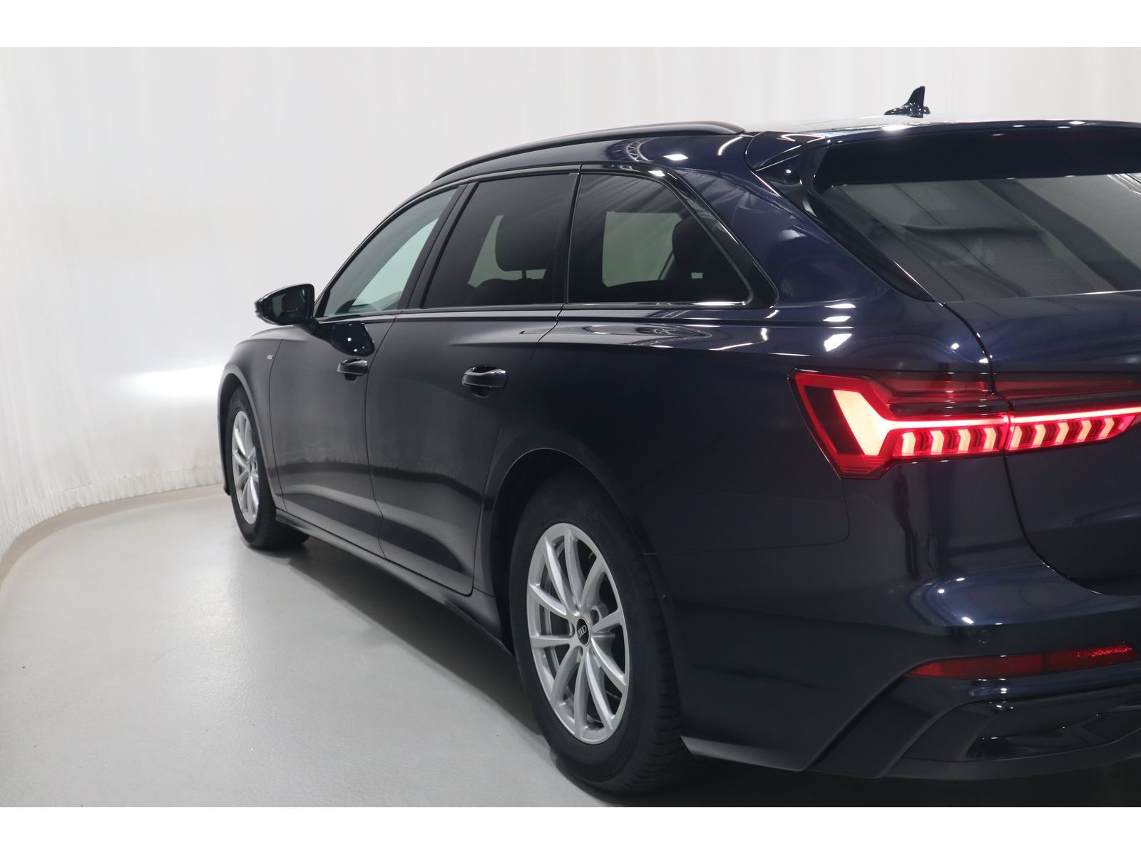 Audi A6 Avant 40 TDI quattro S line - Samsaru's Car Outlet