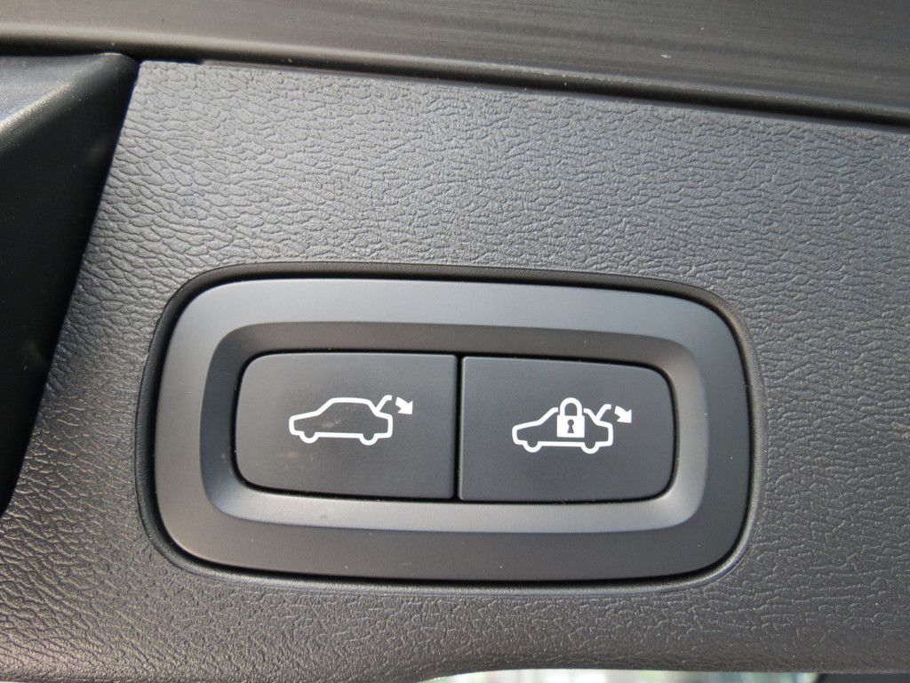 Volvo XC60 B4 2.0 Diesel AWD*Automatik*AHK*PANO*