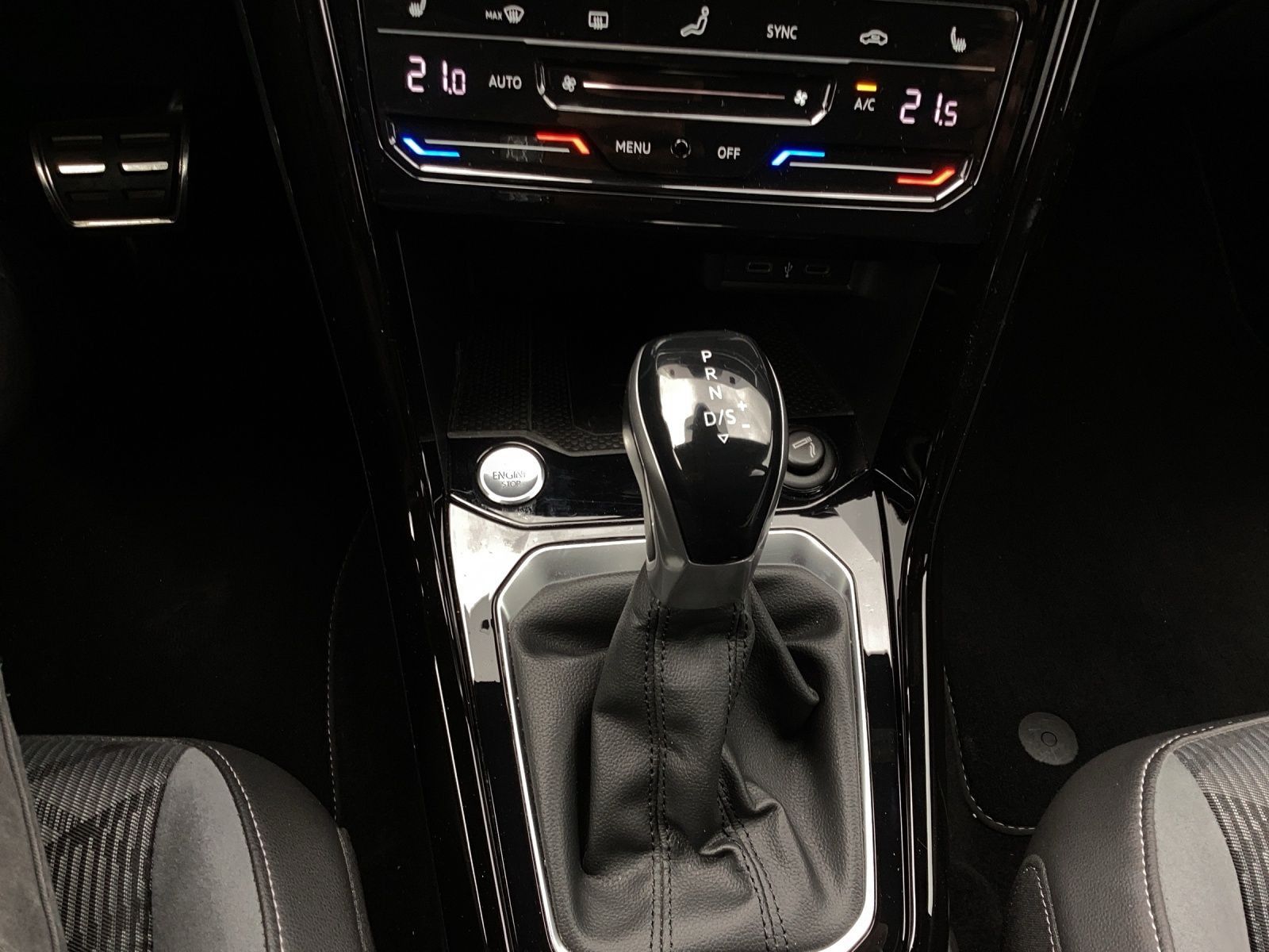 Volkswagen T-Roc 1.5 TSI DSG R-LINE - Samsaru's Car Outlet