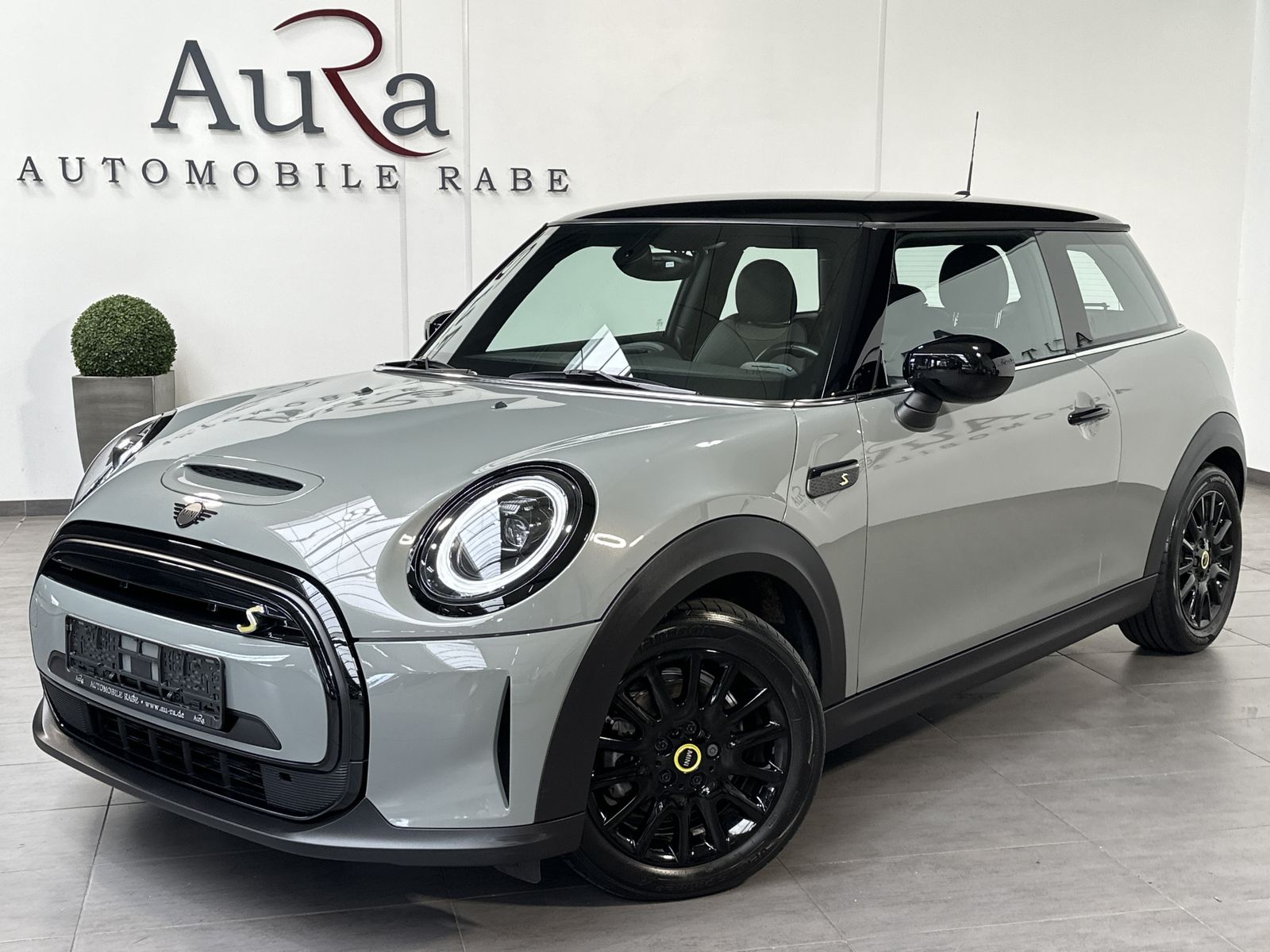 MINI Cooper SE Classic Trim Black - Samsaru's Car Outlet