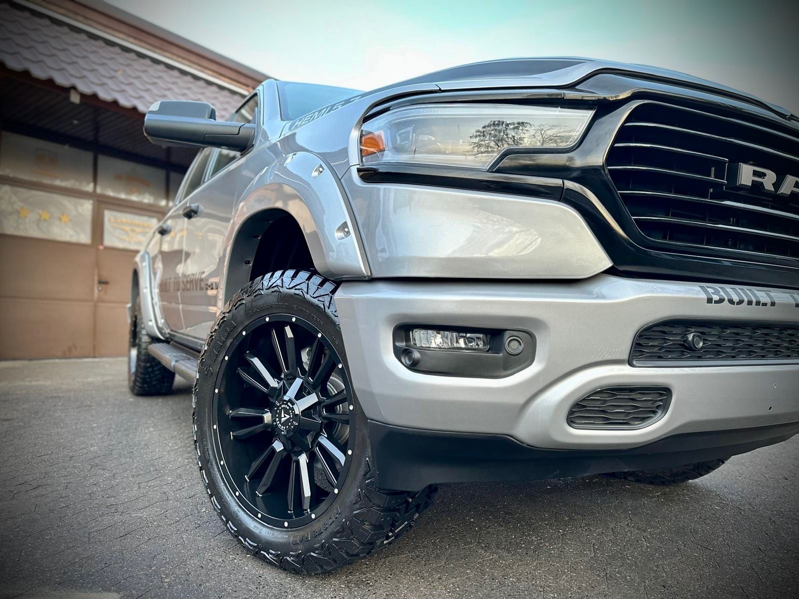 Dodge BUILT TO SERVE*4X4*OFF-ROAD*BÜGEL*AHK*NAVI*SERVI