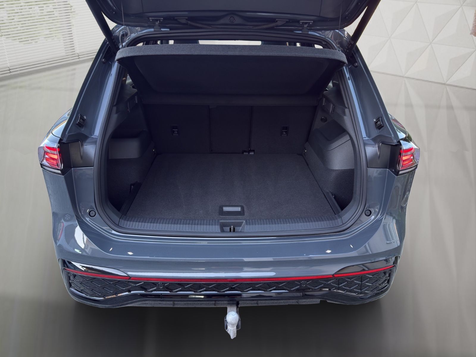Volkswagen Tiguan 2.0 TSI DSG 4M R-Line»PANO»AHK»HuD»HK»20"