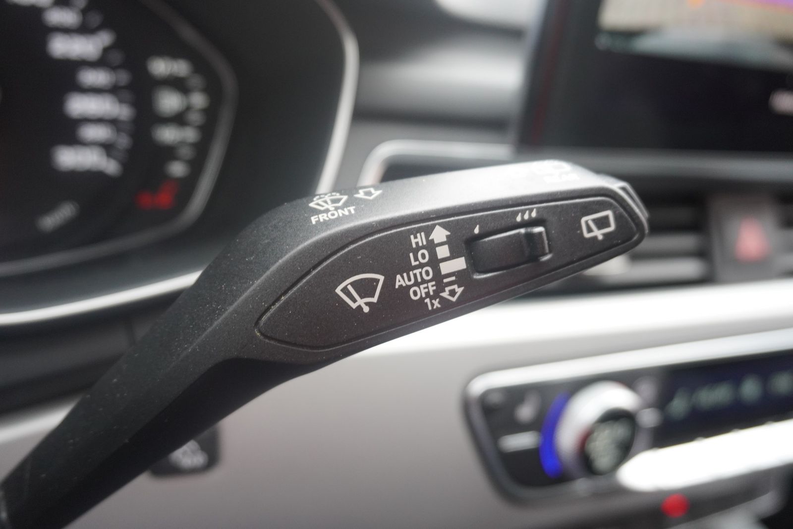 Audi A4 35 2.0 TFSI Avant S-line - Samsaru's Car Outlet