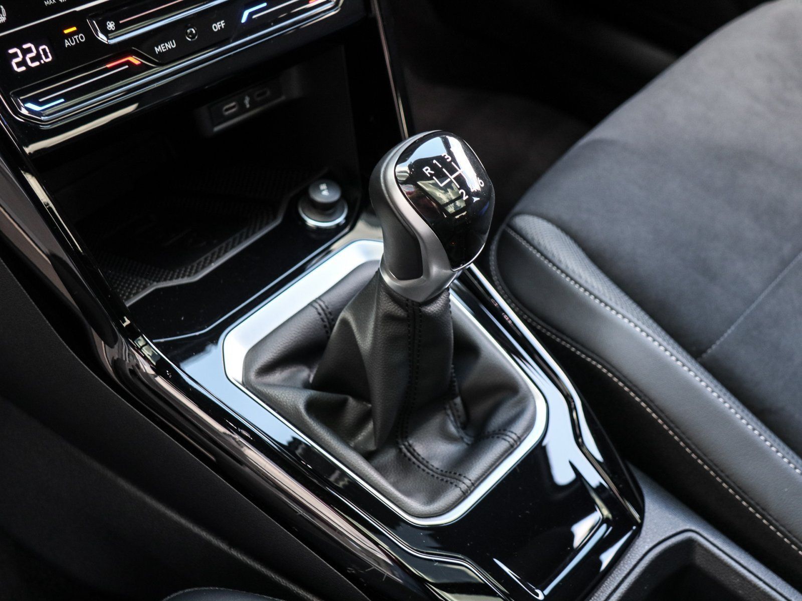 Volkswagen T-Roc R-Line 1.5 TSI - Samsaru's Car Outlet