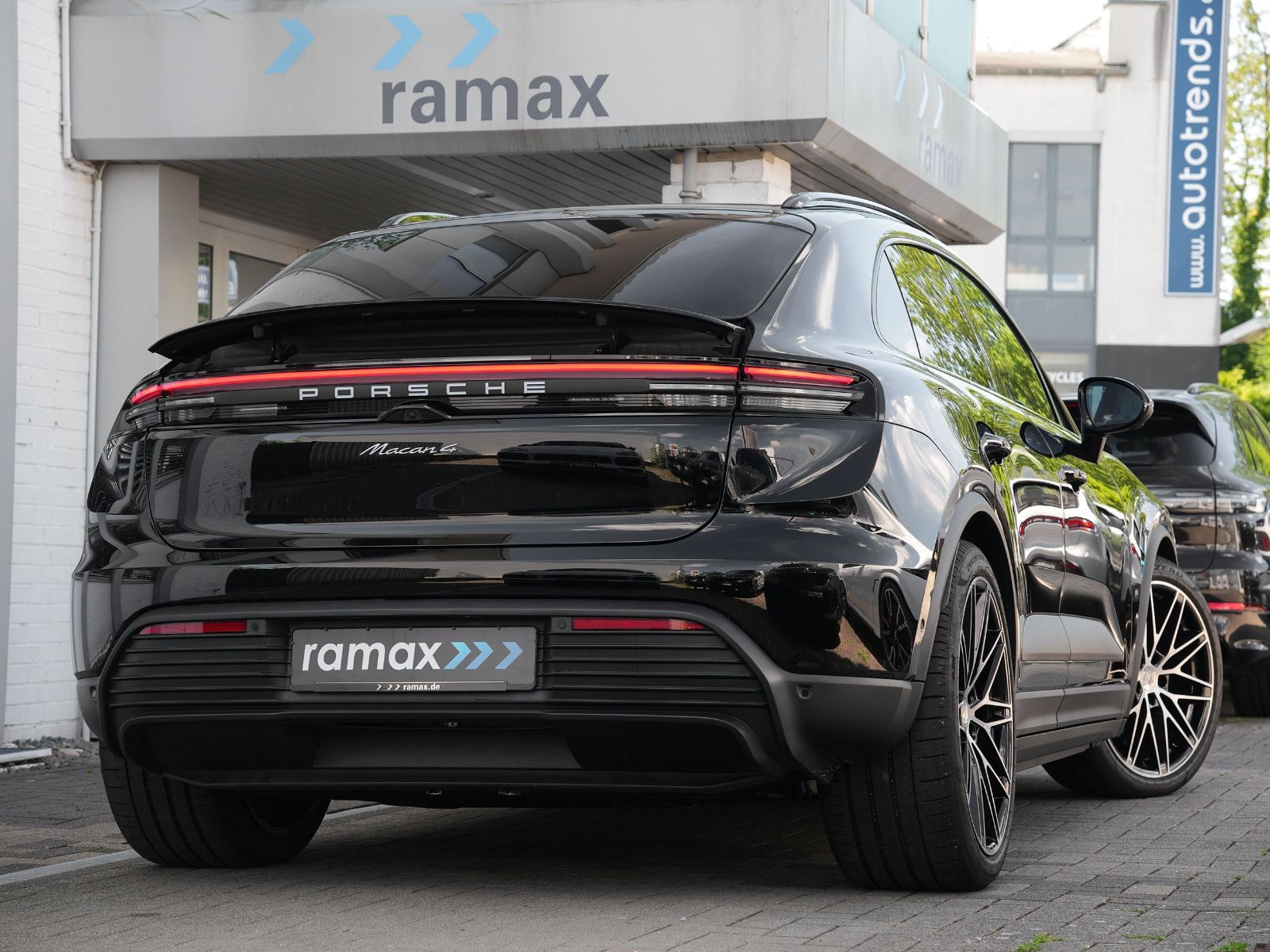 Porsche Macan 4 - Samsaru's Car Outlet