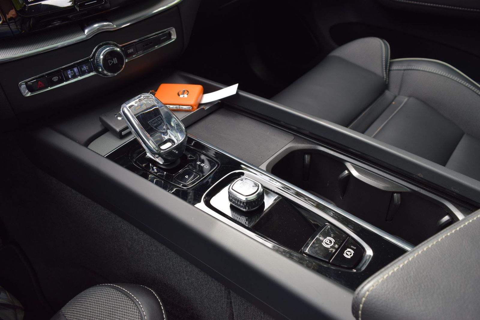 Volvo XC60 T6 Plus Black Edition AHK 360 PANO H&K STH