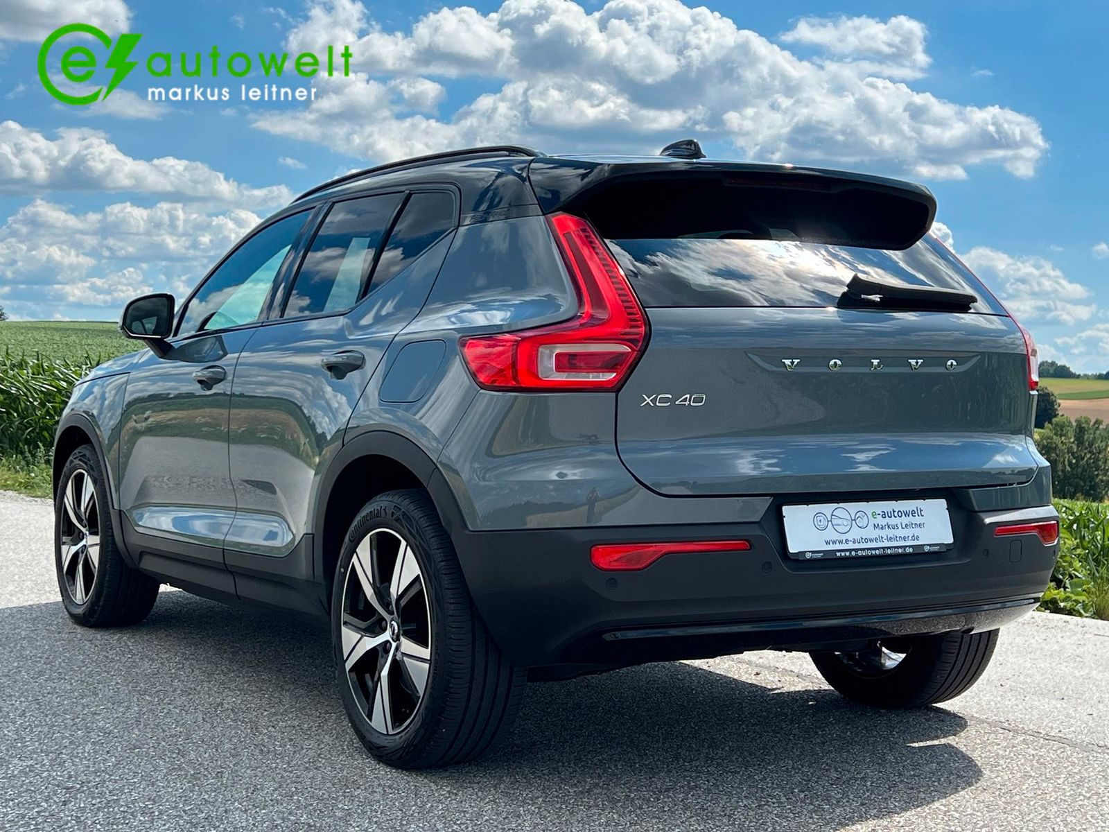Volvo XC40 Recharge P8 AWD R-Design - Samsaru's Car Outlet
