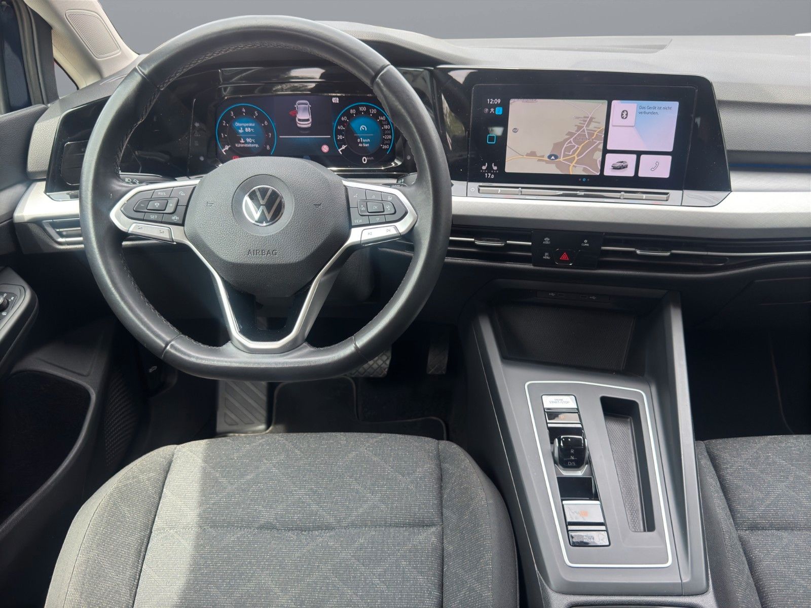 Volkswagen Golf VIII Life eTSI - Samsaru's Car Outlet