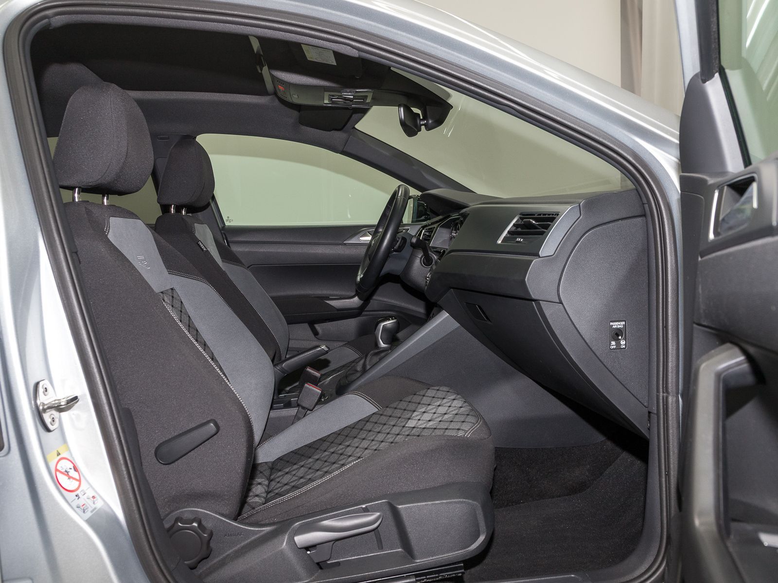 Volkswagen Taigo 1.0 TSI DSG R-LINE BLACK - Samsaru's Car Outlet
