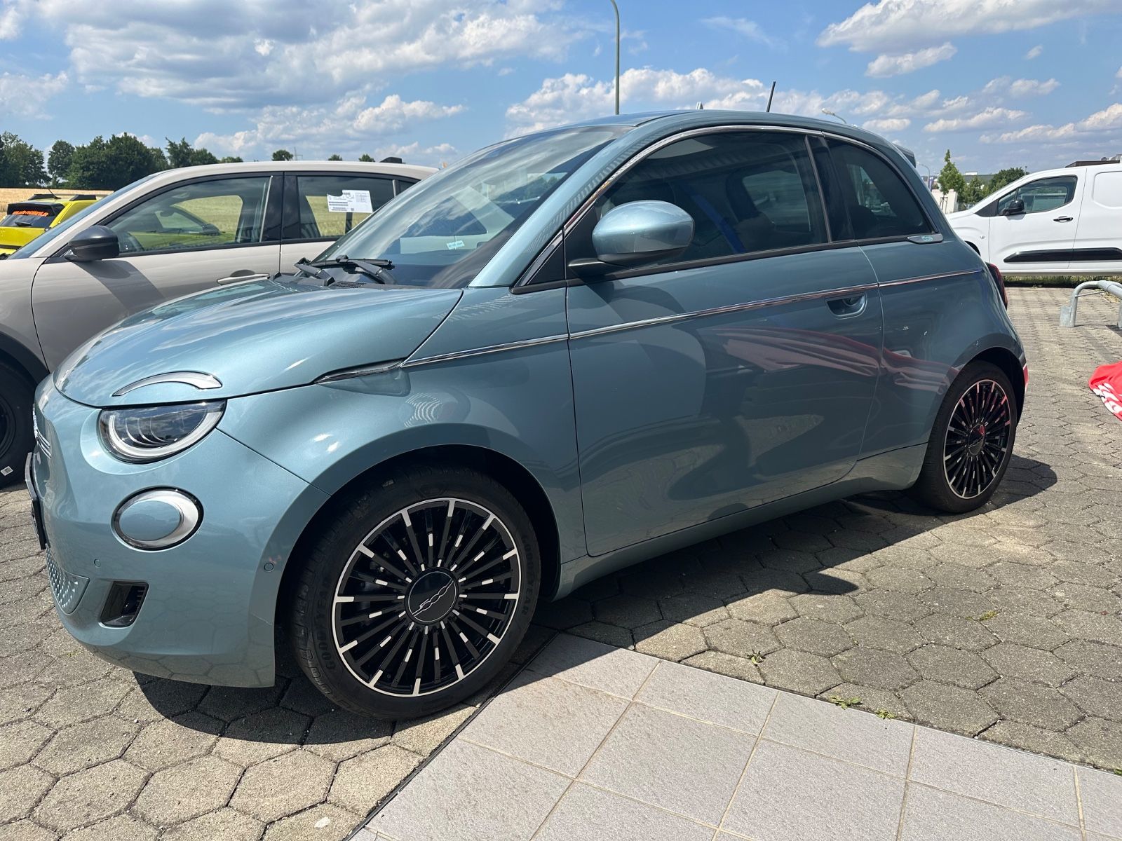 Fiat 500e 3+1 Icon Komfort - Samsaru's Car Outlet