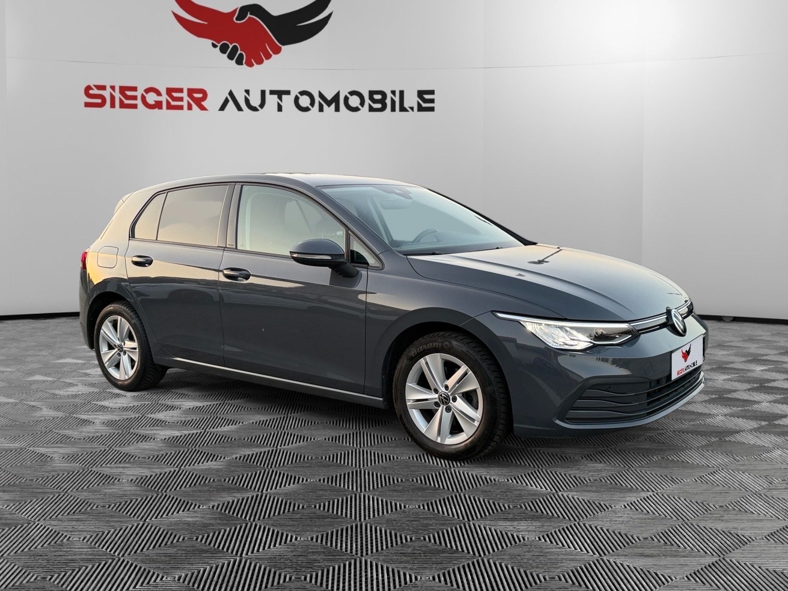 Volkswagen Golf VIII 2.0 TDI DSG LIM. LIFE - Samsaru's Car Outlet