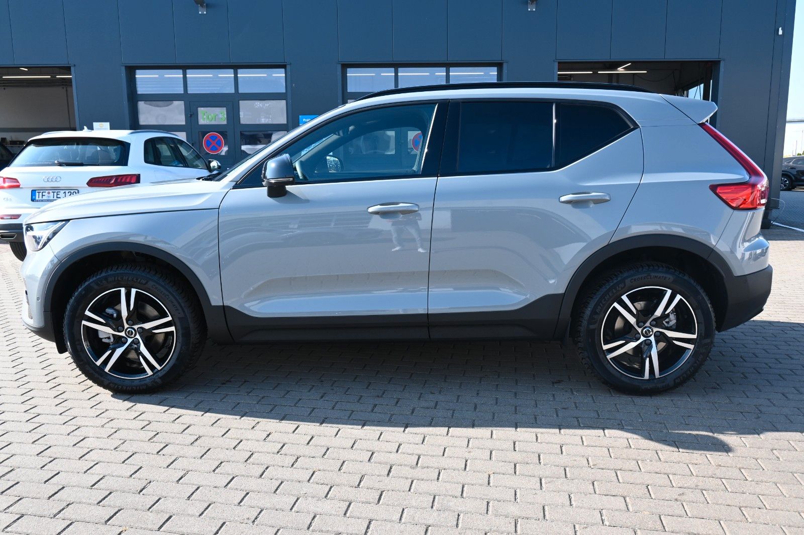 Volvo XC40 B4 DKG Plus Dark*FSHZG*360°*ACC*AHK