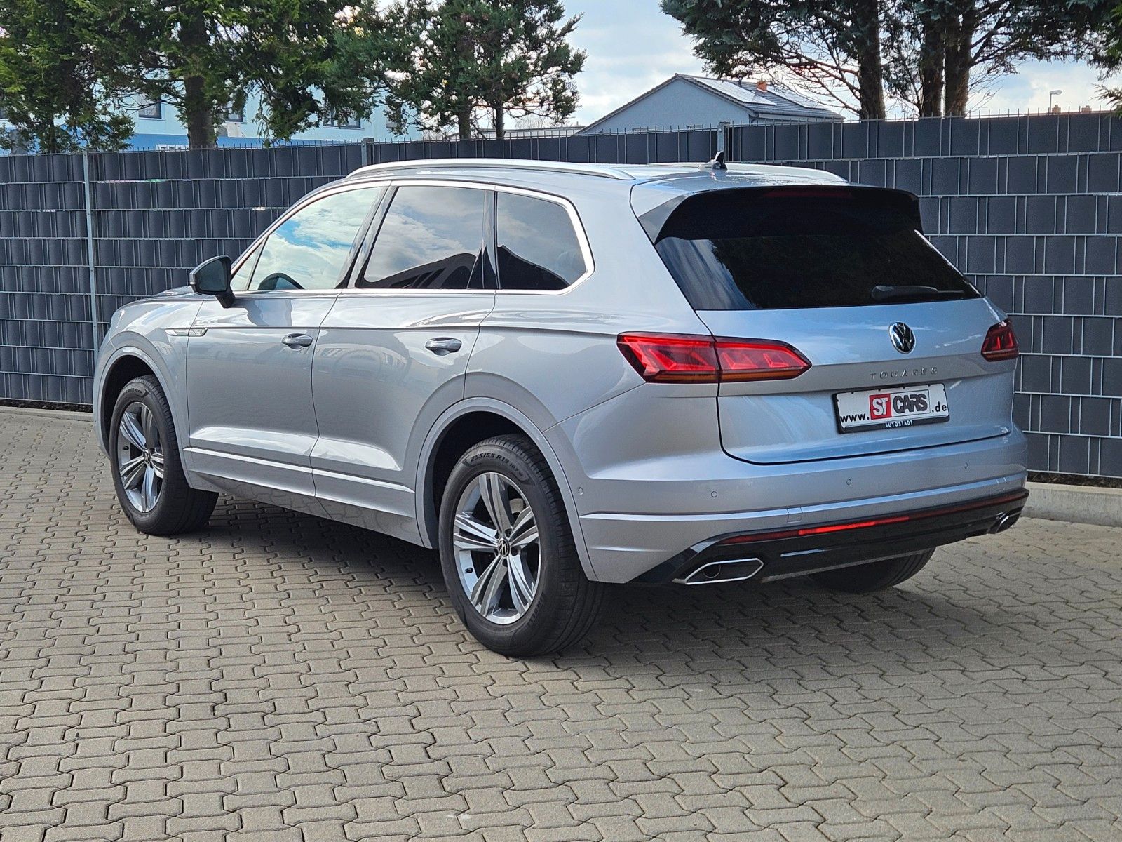 Volkswagen Touareg R-Line 4Motion - Samsaru's Car Outlet