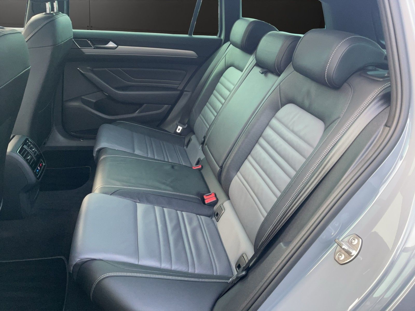 Volkswagen Passat Variant 2.0TDI Elegance 4M DSG R-Line+AHK