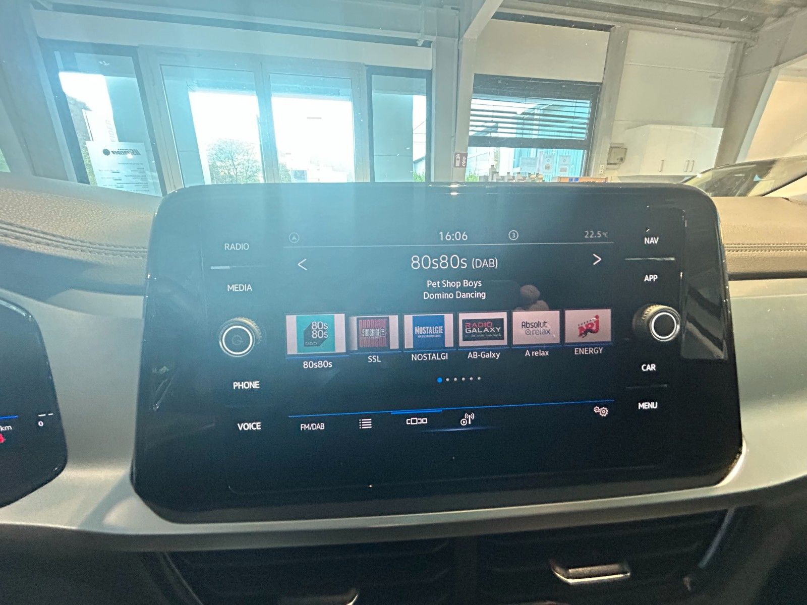 Volkswagen T-ROC Life - Samsaru's Car Outlet