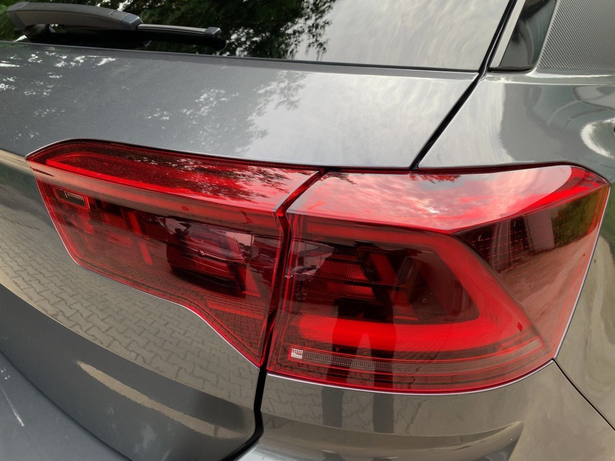 Volkswagen T-Roc 1.5 TSI DSG R-LINE - Samsaru's Car Outlet
