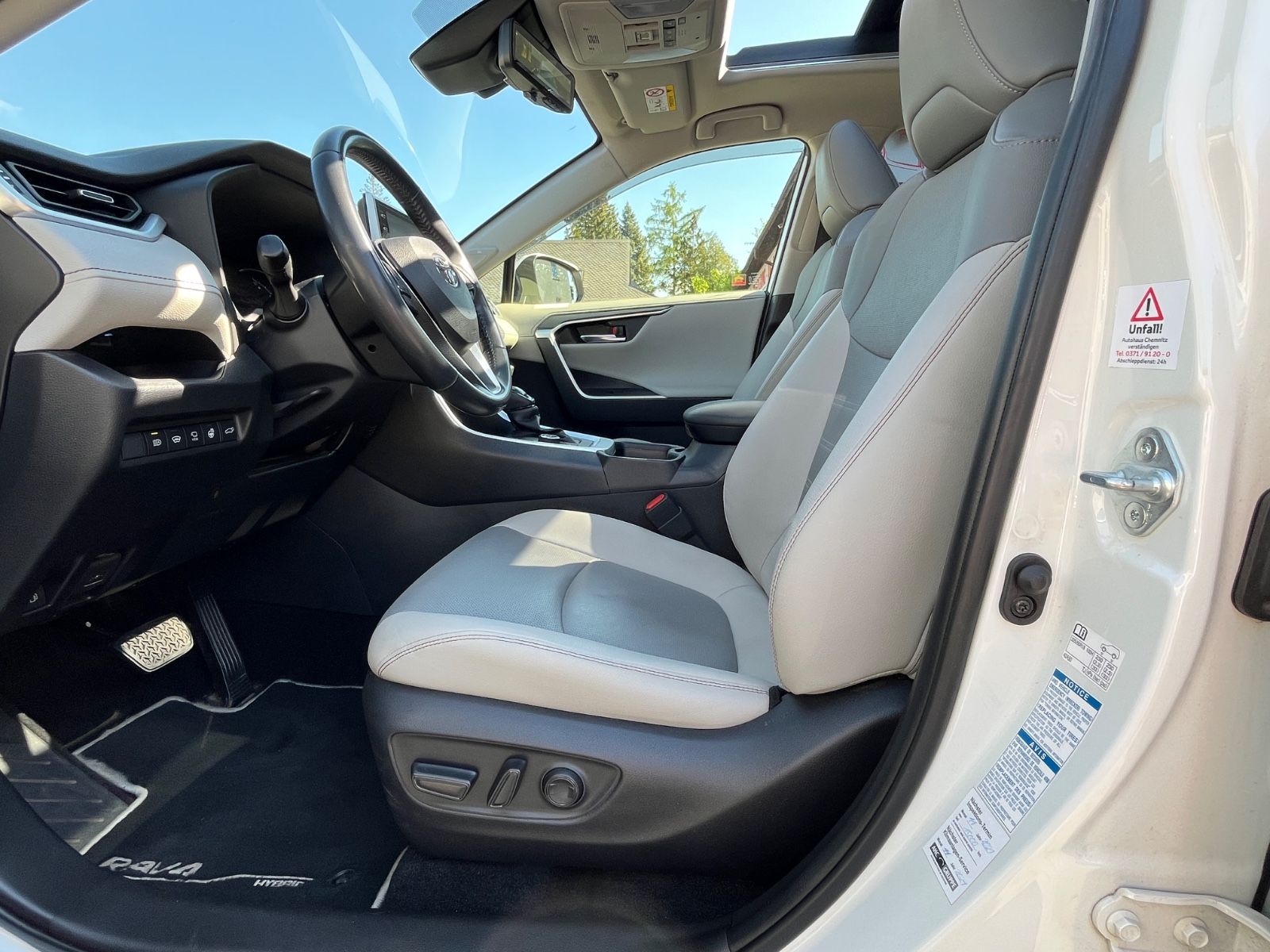 Toyota RAV 4 RAV4 Hybrid 4x4 Lounge - Samsaru's Car Outlet