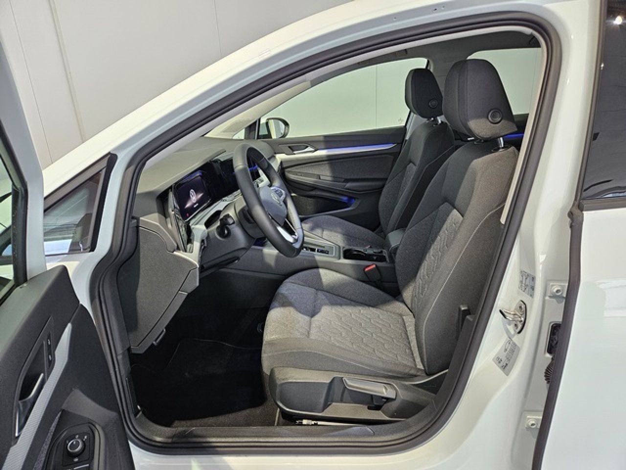 Volkswagen Golf 1.5 eTSI Move DSG - Samsaru's Car Outlet