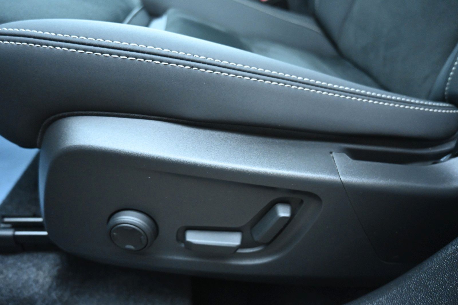 Volvo XC40 B4 DSG Ultra Dark*PANO*RFK*ACC*AHK