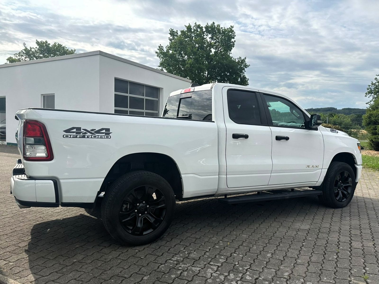 Dodge RAM 1500 5.7l 4x4 Quad Cab , Navi-App
