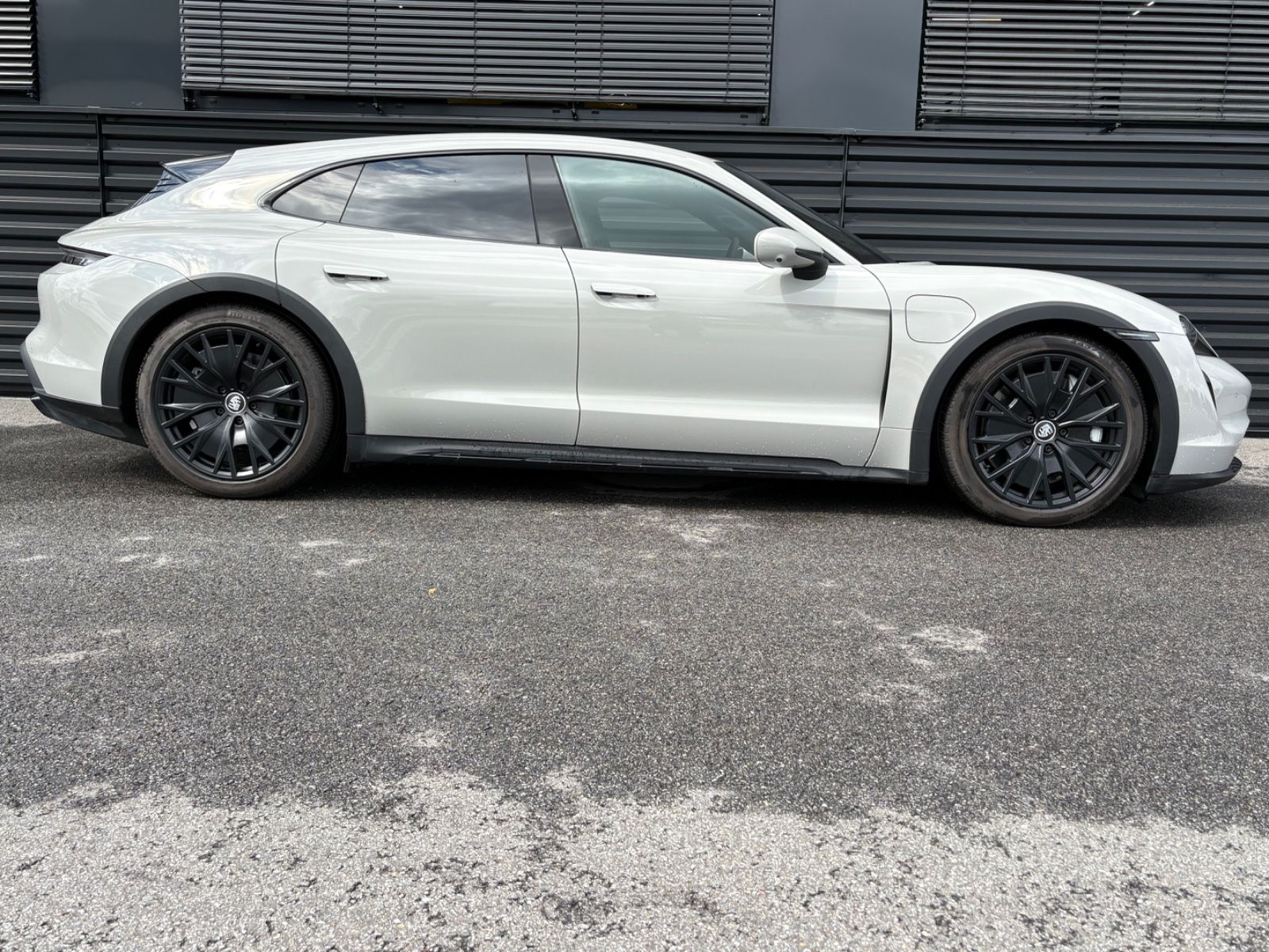 Porsche Taycan  Turbo  -Cross Turismo-1.HAND