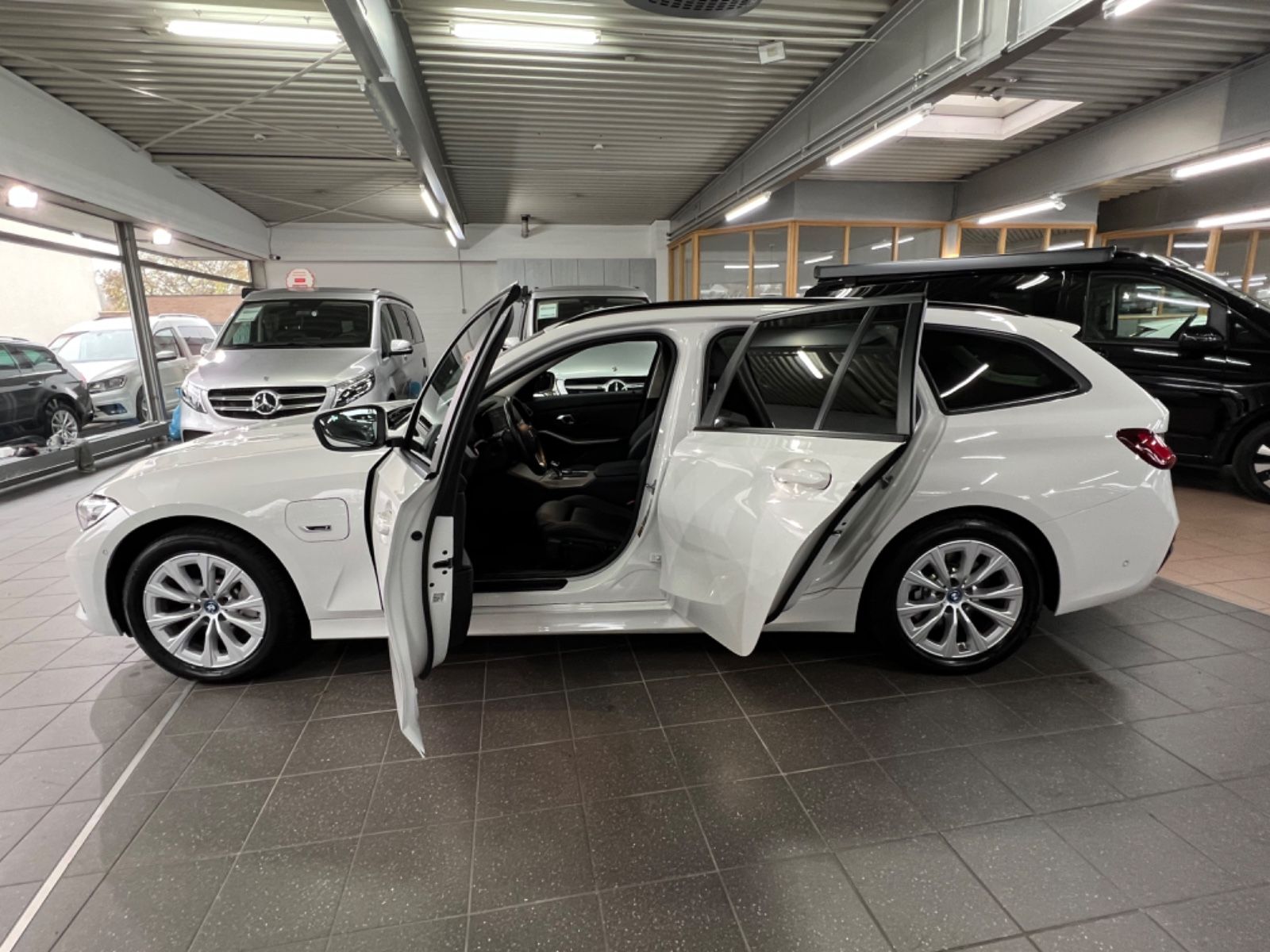 BMW 330 e Advantage Touring - Samsaru's Car Outlet