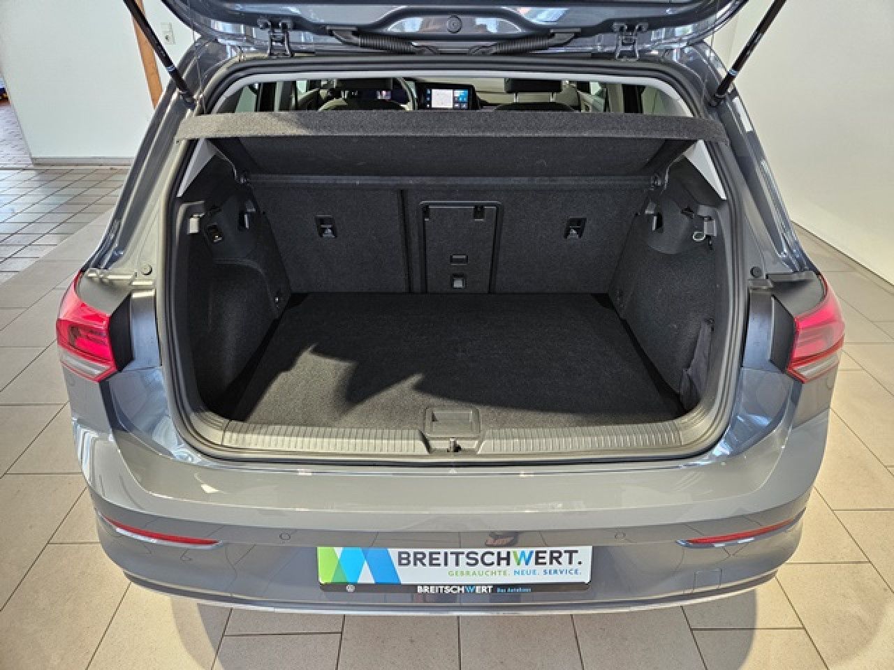 Volkswagen Golf 1.5 eTSI Move DSG - Samsaru's Car Outlet